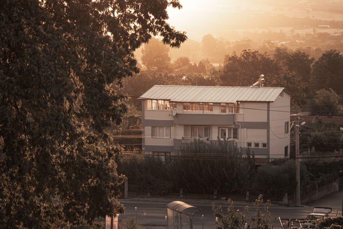 Oil prices dropped, and your mortgage rate barely budged. Here's why.